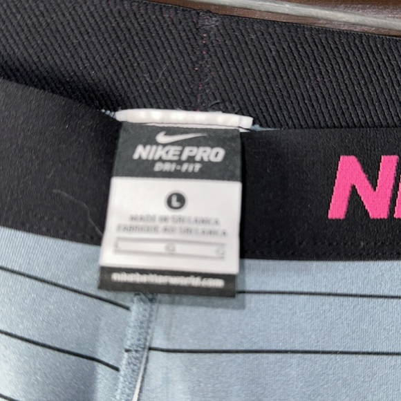 New Nike women’s training tights in steal gray with tiny black stripes. Dri fit - Picture 4 of 5